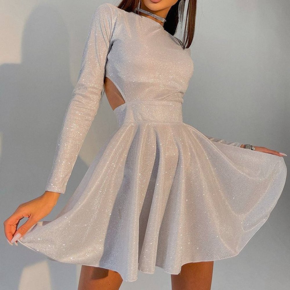 Fitted dress with a cutout at the back.